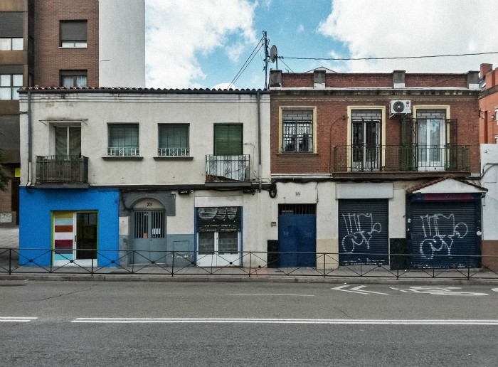 fotografia edificio fachada barrio obrero tetuan ventanas hogares arquitectura paisaje urbano siuacionismo psicogeografia antonio beltran